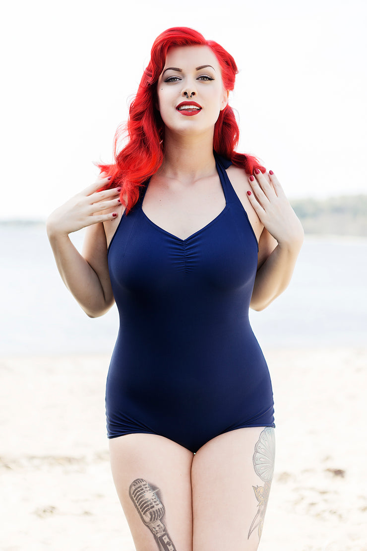 Curvey girl sith Marilyn Monroe vibe wearing retro looking Navy Simple Swimsuit
